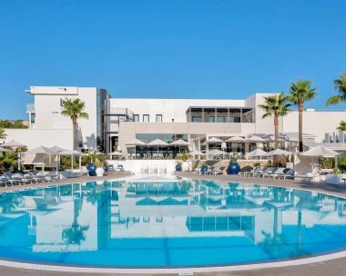 Vue piscine Mouratoglou Hotel & Resort