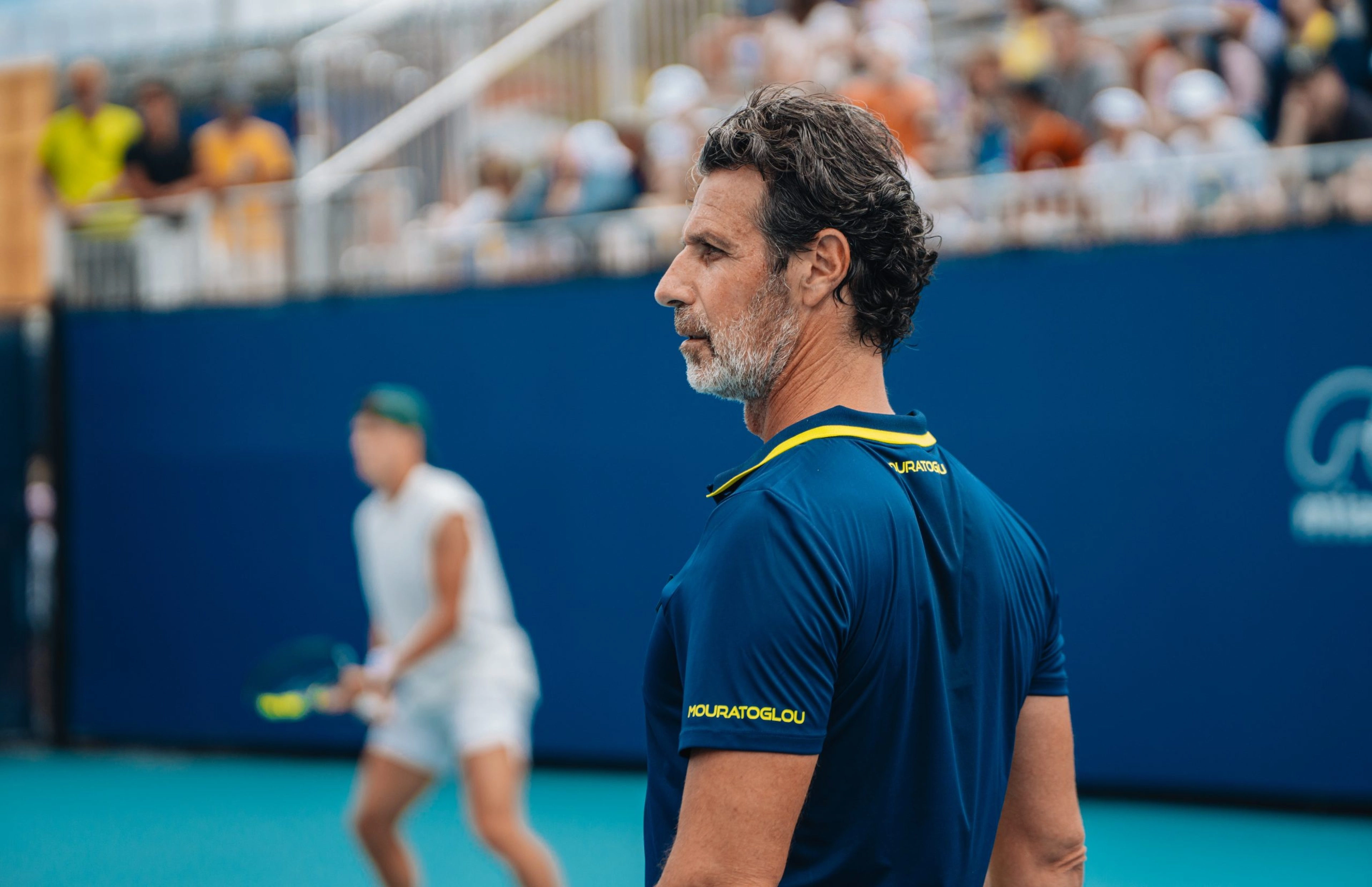 Patrick Mouratoglou observant un joueur pendant un match