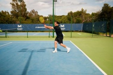joueur de tennis au tennis center Mouratoglou Cala di Volpe