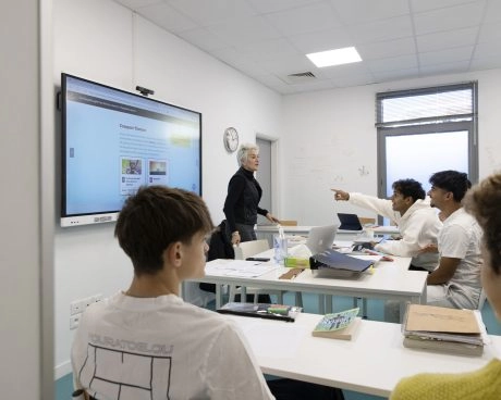 Enseignant menant une leçon interactive avec les élèves dans une classe moderne