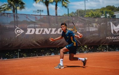 Revers slicé au tennis jeune