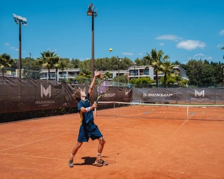 Premier service tennis terre battue