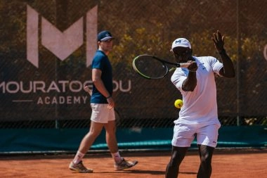 tennisman adulte à la volée