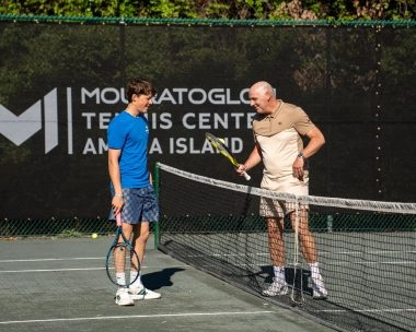 Coach talking with a child on the tennis courts of Mouratoglou Tennis Center Amelia Island