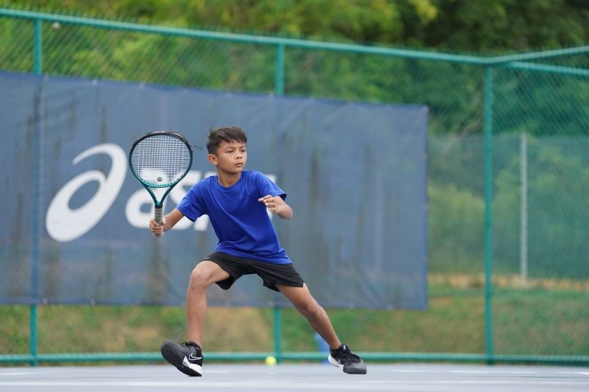 Young tennis player preparing a forehand on an outdoor court