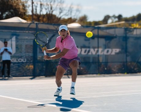 Player hitting a backhand during training at the Mouratoglou Academy