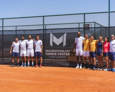 Mouratoglou coaches group photo on clay