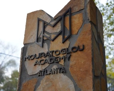 Totem en pierre à l'entrée de l'Académie Mouratoglou d'Atlanta