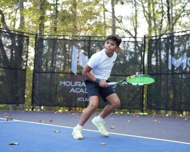 Jeune joueur de tennis s'entraînant sur le court de l'Académie Mouratoglou d'Atlanta