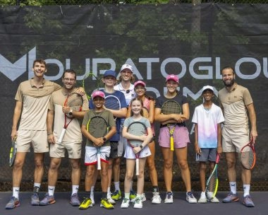 Les élèves de Tennis & School posent avec leurs entraîneurs sur les courts de la Mouratoglou Academy Atlanta.