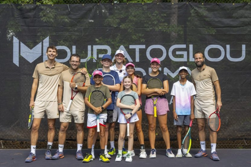 Les élèves de Tennis & School posent avec leurs entraîneurs sur les courts de la Mouratoglou Academy Atlanta.