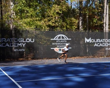 Jeune joueur de tennis s'entraînant sur le court de la Mouratoglou Academy Atlanta