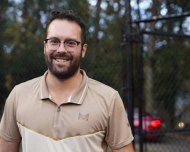 Entraîneur de tennis souriant sur le court de la Mouratoglou Academy Atlanta