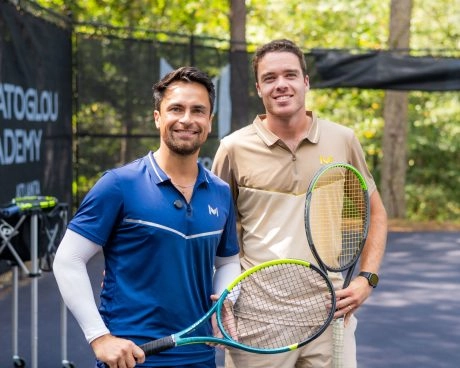Deux entraîneurs Mouratoglou sur le court à la Mouratoglou Academy Atlanta