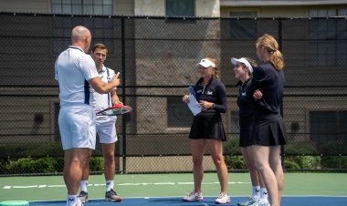 Cinq joueurs participant à une leçon privée de tennis sur un court extérieur au Mouratoglou Tennis Center à Horseshoe Bay.
