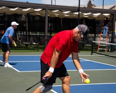 Un homme joue au pickleball sur un court extérieur au Mouratoglou Tennis Center à Horseshoe Bay.