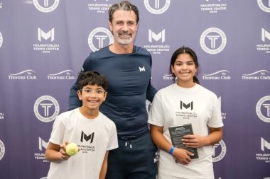 Patrick Mouratoglou posing with junior players at Mouratoglou Tennis Center Boston