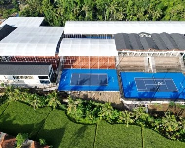 Mouratoglou Tennis Center Bali facilities featuring outdoor hard courts, semi-indoor clay courts, pickleball and padel courts