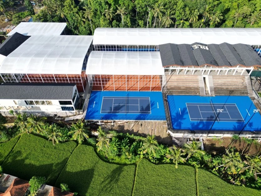 Mouratoglou Tennis Center Bali facilities featuring outdoor hard courts, semi-indoor clay courts, pickleball and padel courts