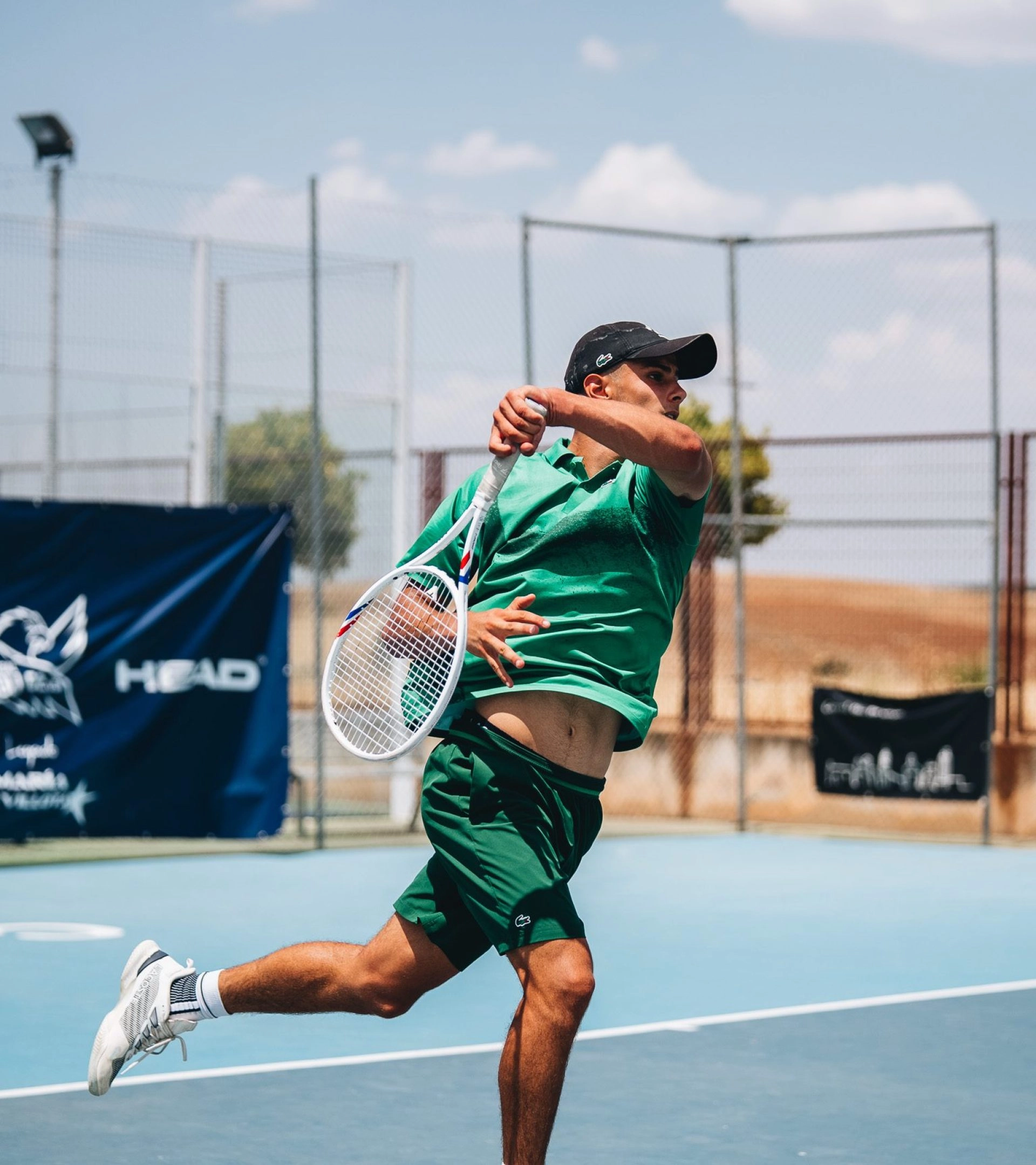 Adult tennis player executing a forehand on an outdoor court at Mouratoglou Tennis Center Calatrava.