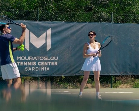 Tennis player practicing during a lesson at Mouratoglou Tennis Center Cala di Volpe.
