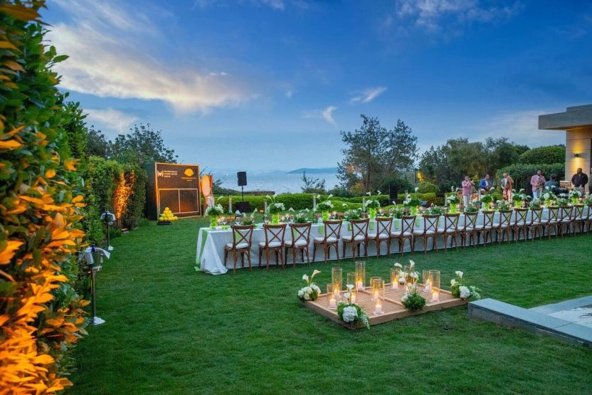 Elegant outdoor dinner event overlooking the coastline at Mouratoglou Tennis Center Bodrum, featuring premium hospitality and a refined atmosphere.